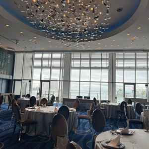 青を基調とした披露宴会場。神戸の景色が見渡すことができる素敵な空間でした。