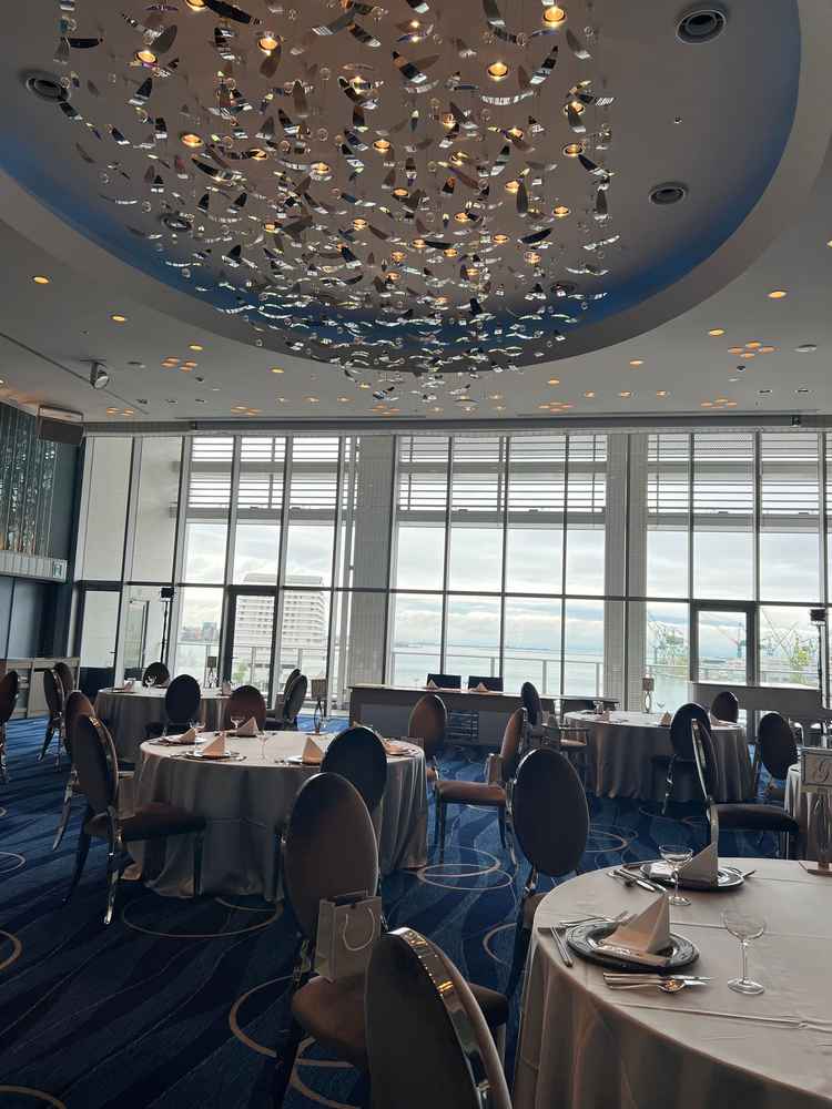 青を基調とした披露宴会場。神戸の景色が見渡すことができる素敵な空間でした。