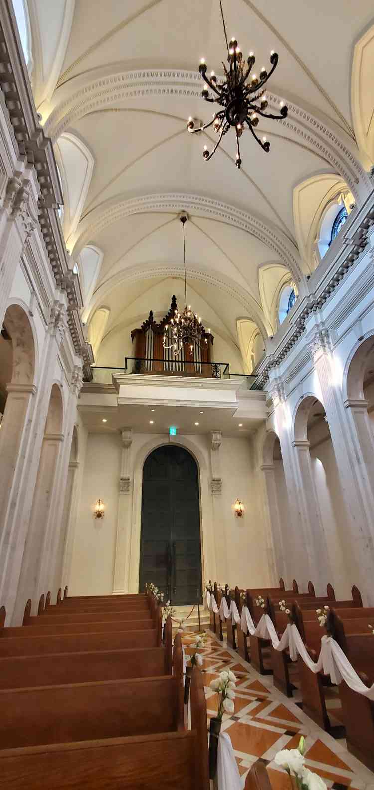 入口上部にパイプオルガンがあり音色がよく響きそうです