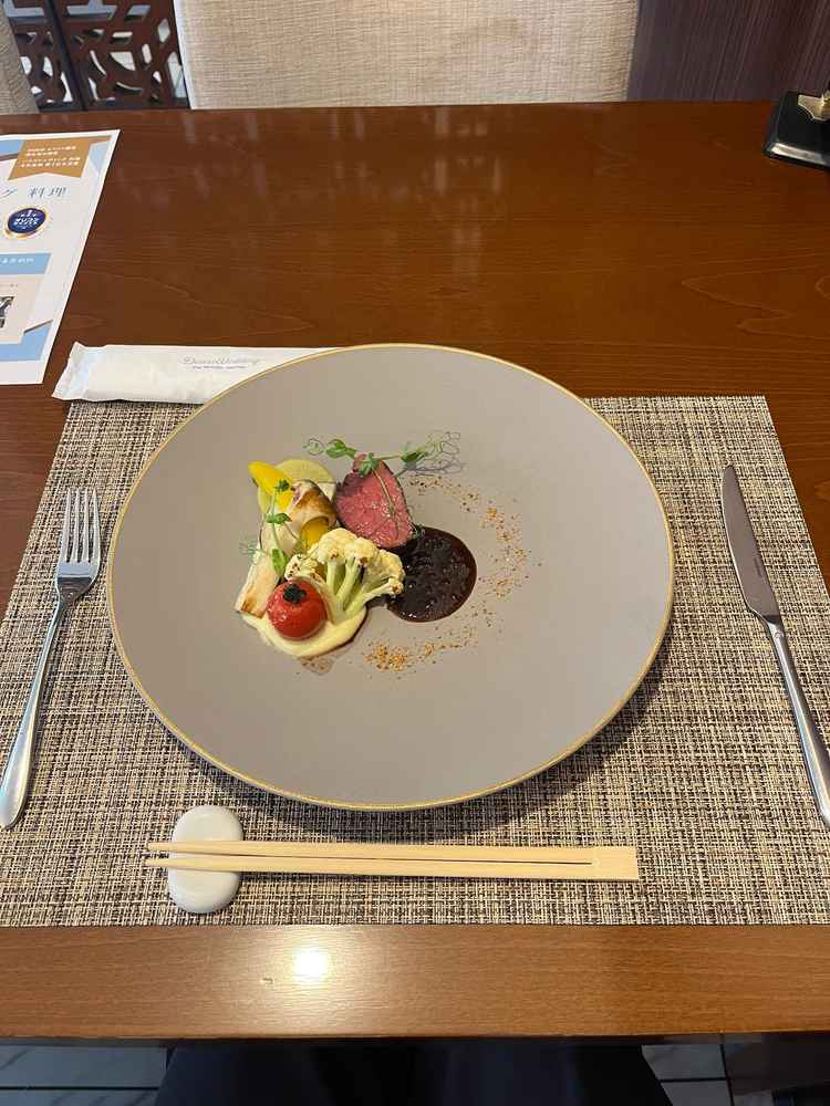 国産牛肉を使用したお料理。とても柔らかく、口の中でとろけるような食感でした。