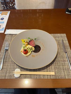 国産牛肉を使用したお料理。とても柔らかく、口の中でとろけるような食感でした。