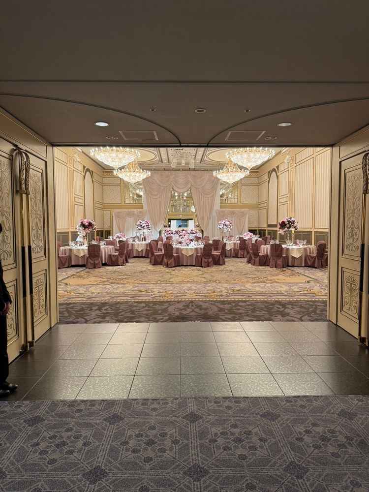 披露宴会場の入り口、扉が特徴的