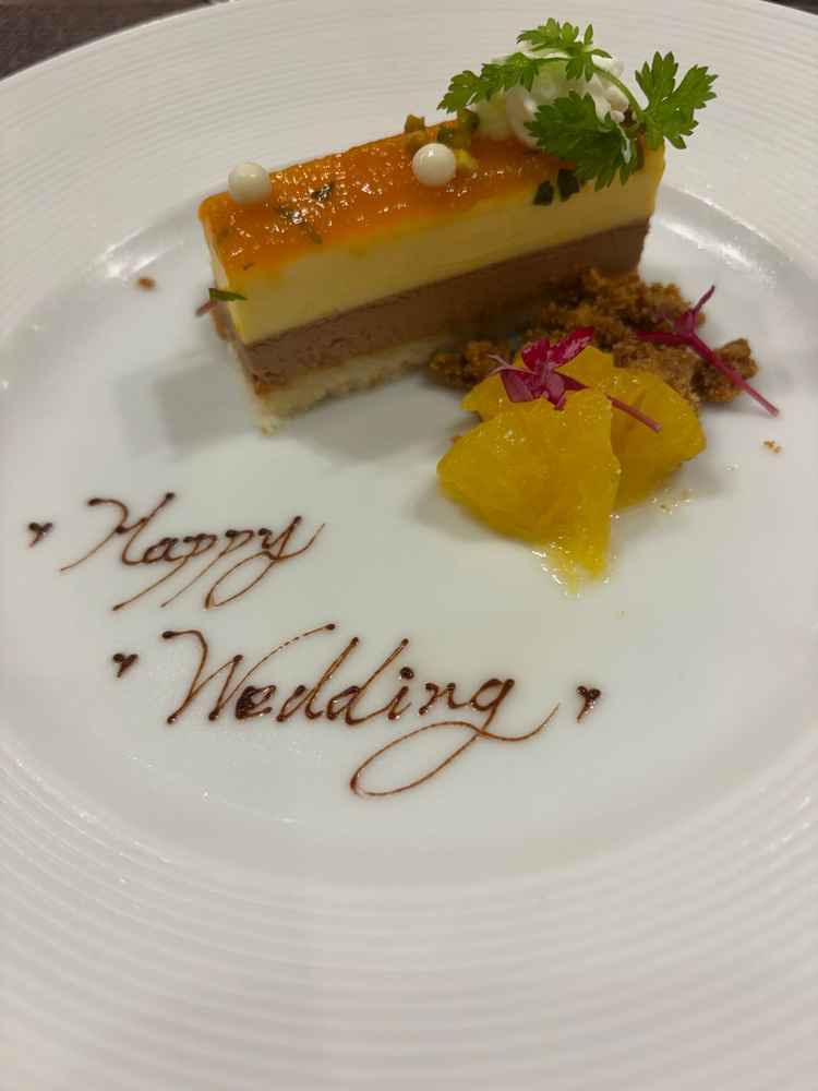 デザートの試食は美味しく、happy weddingと書いてあって、さすがのおもてなしと思いました。