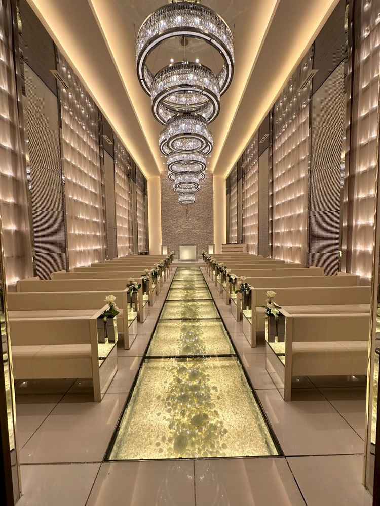 チャペルが100選に選ばれているだけあってとても綺麗で椅子もソファみたいにフカフカだったので良かった