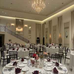 披露宴会場の写真。大きな階段があり、入場のイメージが膨らみました。