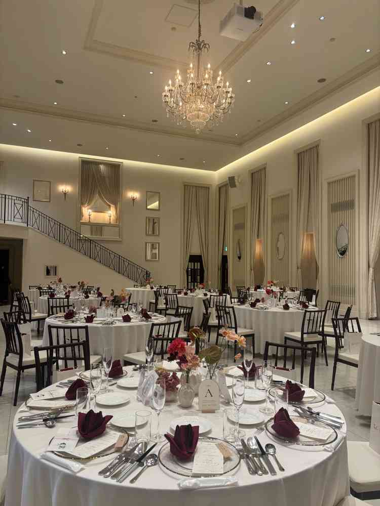 披露宴会場の写真。大きな階段があり、入場のイメージが膨らみました。