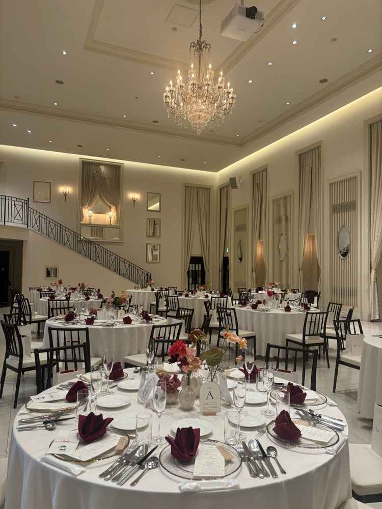 披露宴会場の写真。大きな階段があり、入場のイメージが膨らみました。