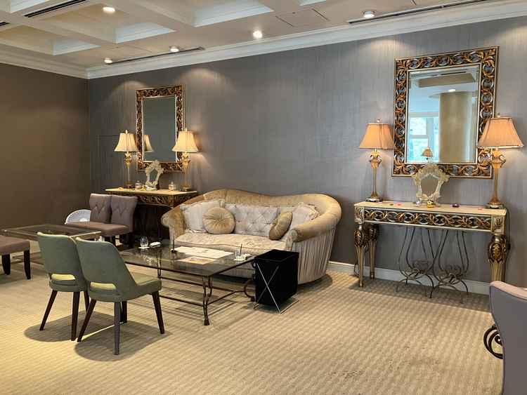 待合スペース。置いてあるものがアンティーク調でした。