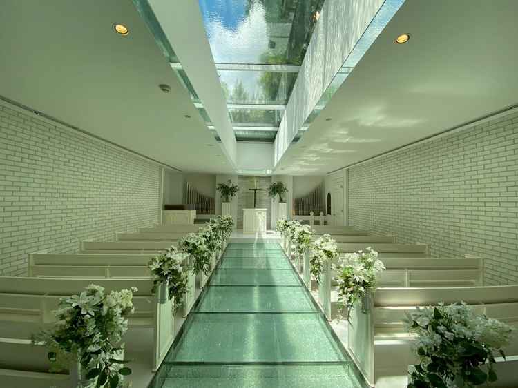 奥の壁と天井に水が流れており、会場サイズの割に解放感あり。雨の日も、むしろオシャレなくらい。