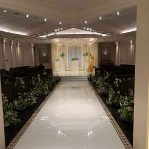 挙式会場。椅子が内側を向いており、ゲストとの距離感が近い。