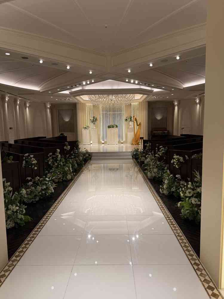 挙式会場。椅子が内側を向いており、ゲストとの距離感が近い。