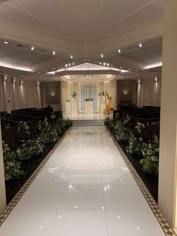 挙式会場。椅子が内側を向いており、ゲストとの距離感が近い。