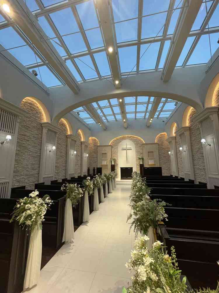 白基調のチャペル、天窓から光が入り明るくて素敵でした！