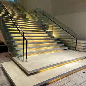 フラワーシャワーをする階段