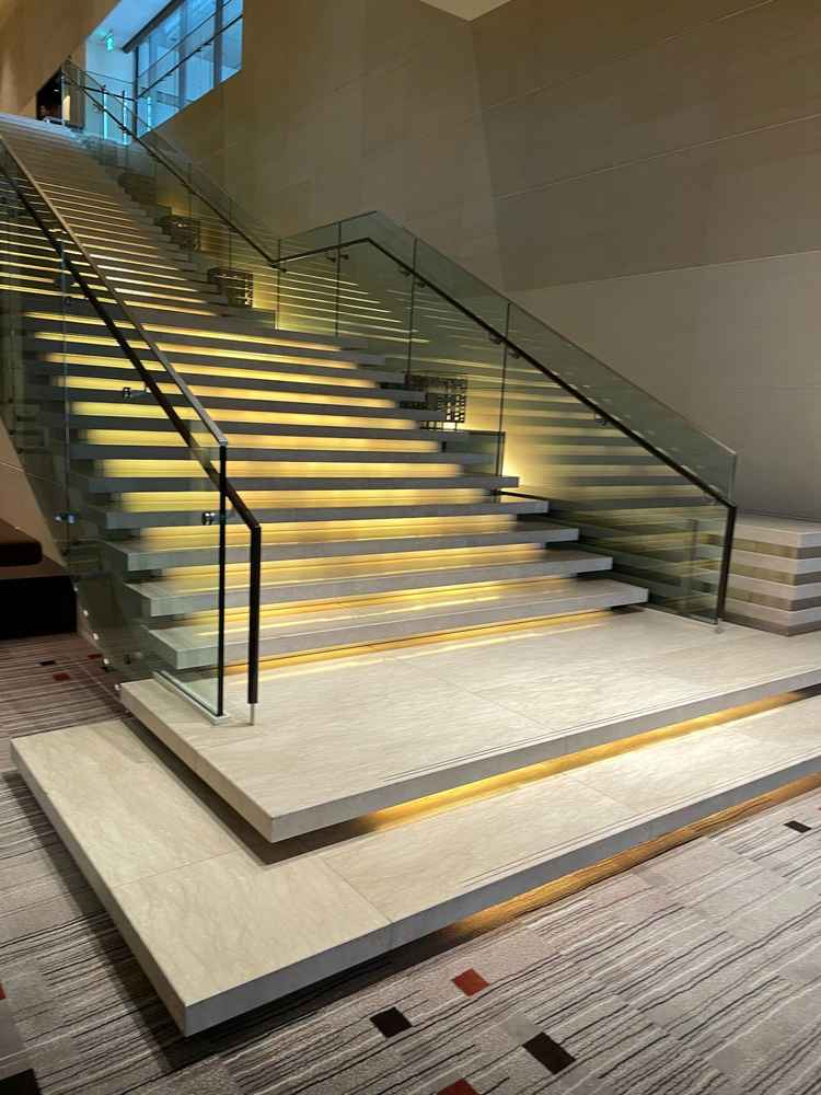 フラワーシャワーをする階段