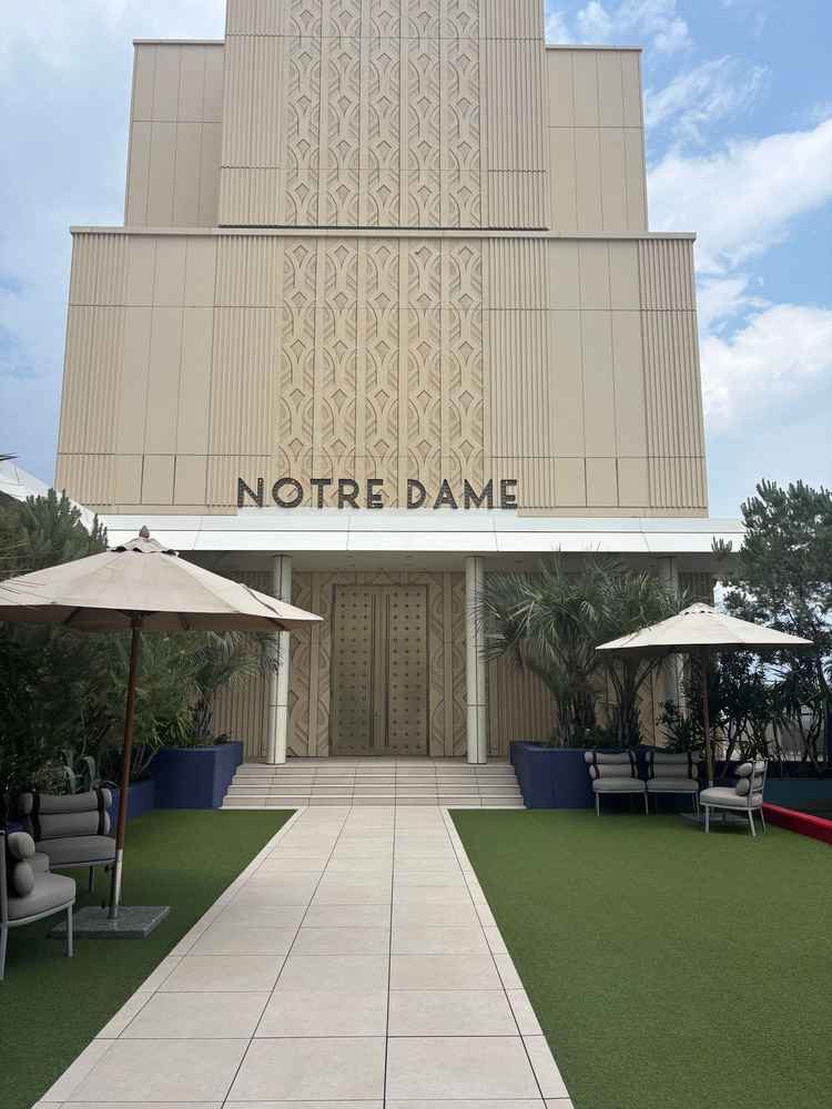 チャペルの外観。水が流れており、リゾート感がありました。控室からの動線がよかったです。