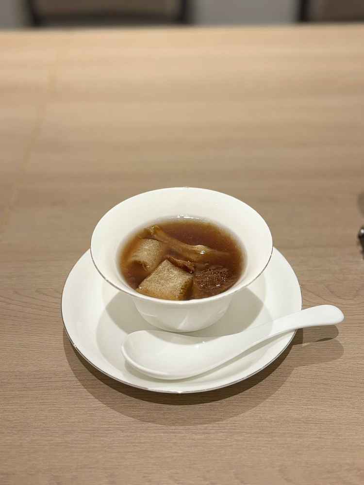 こちらのフカヒレのスープは贅沢にも姿煮がそのまま入っていました。旨みたっぷりで、上品なお味でした。