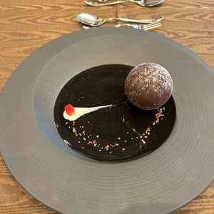 本見学において試食させていただいたデザート。ホットチョコレートをかけ、溶かして完成させるのは素敵。
