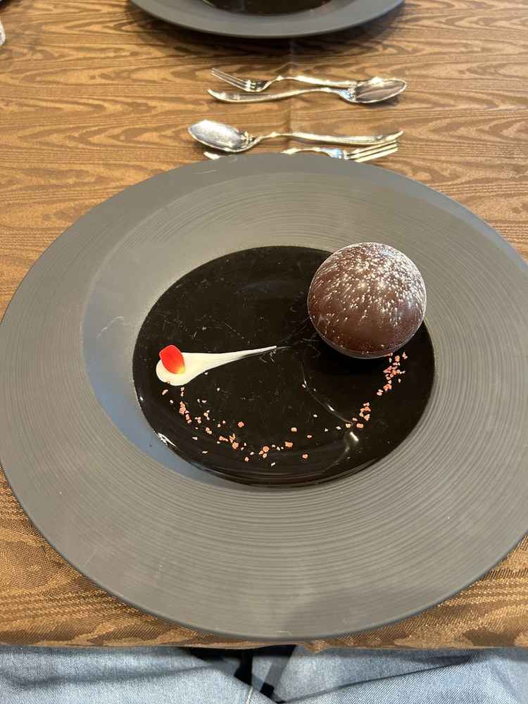 本見学において試食させていただいたデザート。ホットチョコレートをかけ、溶かして完成させるのは素敵。