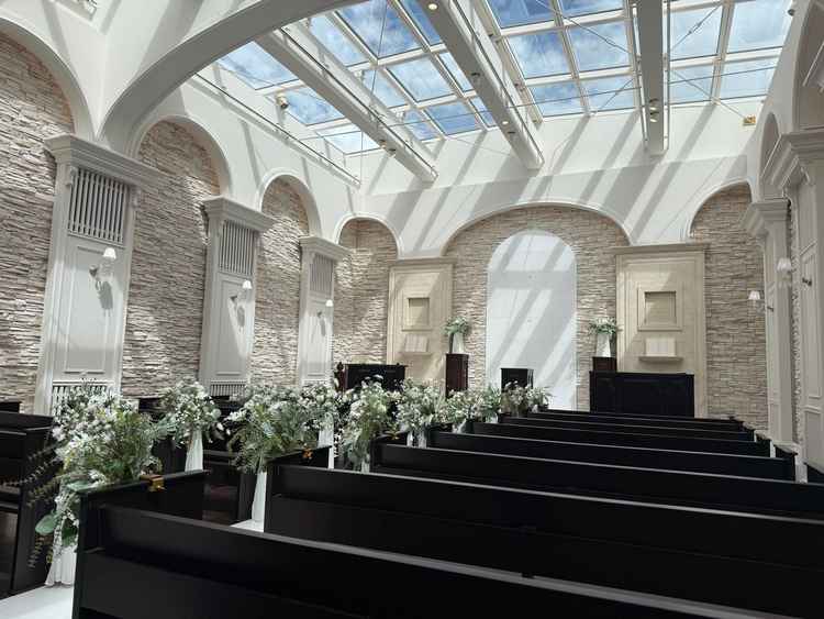 この式場のもう一つの挙式会場です。こちらは天井が全てガラスで、とても明るく輝くような挙式会場でした。