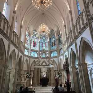 チャペルの中。高い位置にステンドグラスがあり、自然光で輝いている。