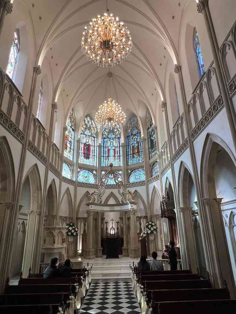 チャペルの中。高い位置にステンドグラスがあり、自然光で輝いている。