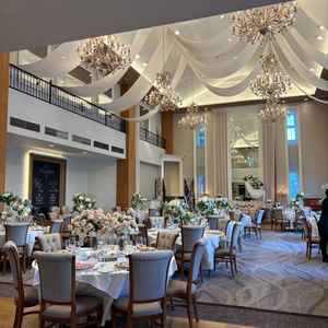 一つ目の披露宴会場で、1番広い場所でした。カジュアルな所も取り入れつつ、椅子などが木目で素敵でした。