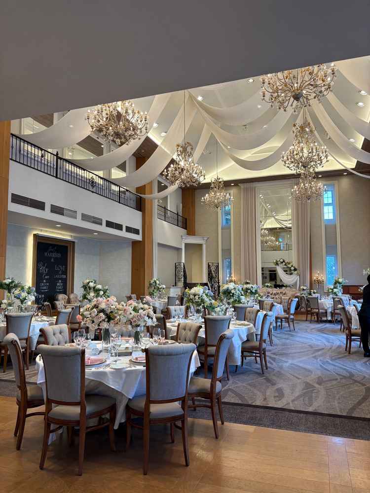 一つ目の披露宴会場で、1番広い場所でした。カジュアルな所も取り入れつつ、椅子などが木目で素敵でした。