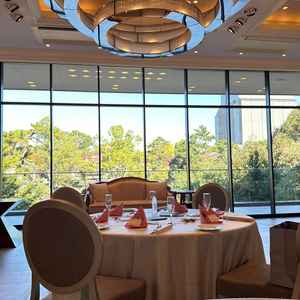 披露宴会場。背景の景色が綺麗だった。