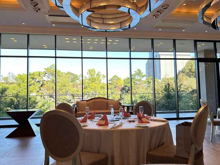 披露宴会場。背景の景色が綺麗だった。