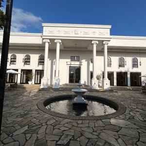 扉を開けた瞬間の披露宴会場の外観