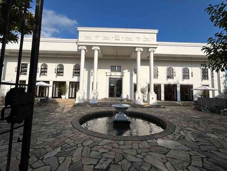 扉を開けた瞬間の披露宴会場の外観