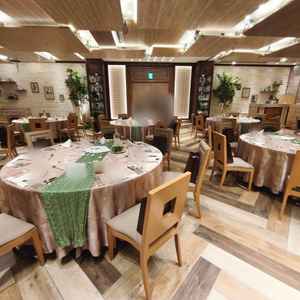 ナチュラルな雰囲気の披露宴会場。披露宴会場ごとに雰囲気が全く異なり、好みの会場を吟味できます。