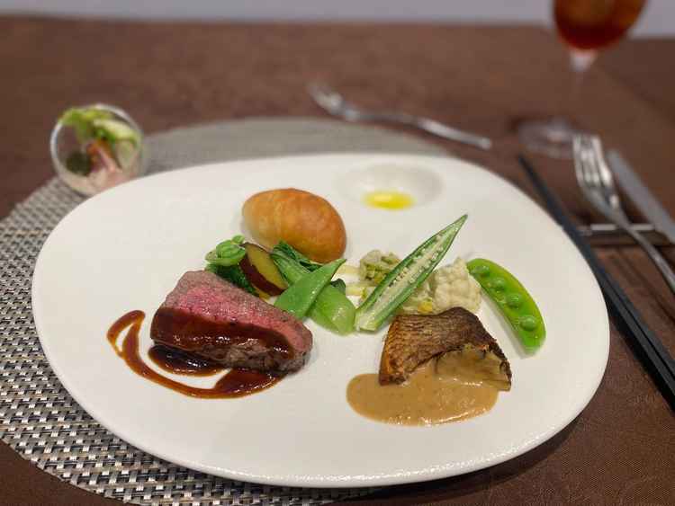 試食です。お料理は想像以上に美味しいです。