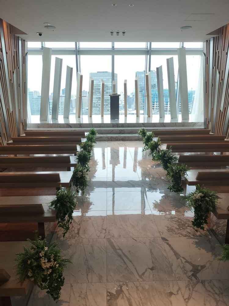 チャペル（その１）。３３階からの開放的な眺めが広がっています。