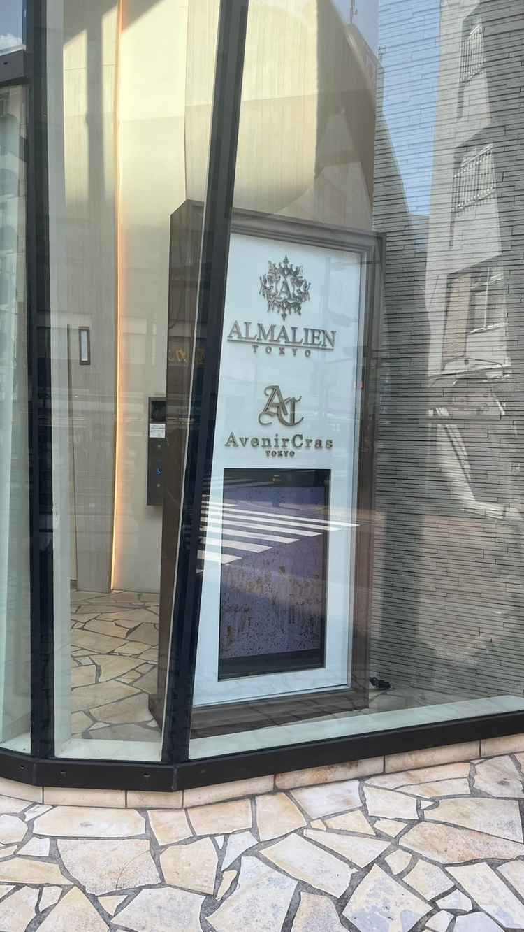 アルマリアン東京の専用エレベーターです。商業施設利用のお客さんと鉢合わせしないようになっていました。