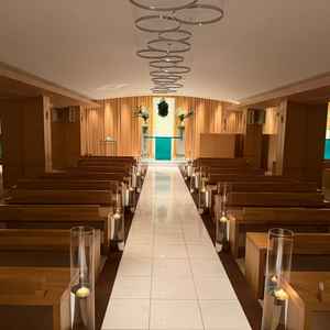 木目調で温かみのあるチャペル。鏡の効果で広く感じた。青緑の台がアクセントになっていて綺麗だった。