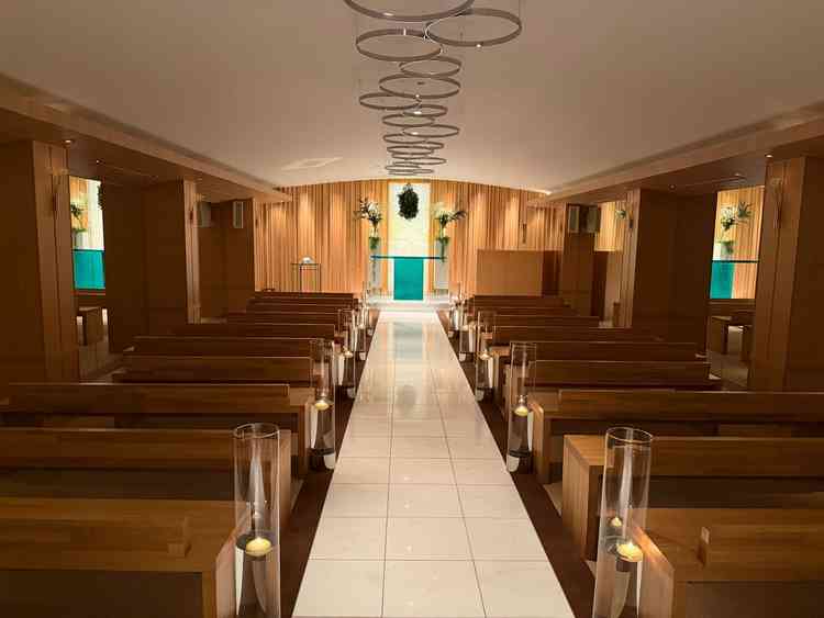 木目調で温かみのあるチャペル。鏡の効果で広く感じた。青緑の台がアクセントになっていて綺麗だった。