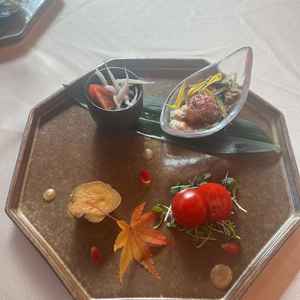 見た目も美しく、素材の味がしっかり感じられる前菜で、ゲスト満足度が高そうだと感じました。