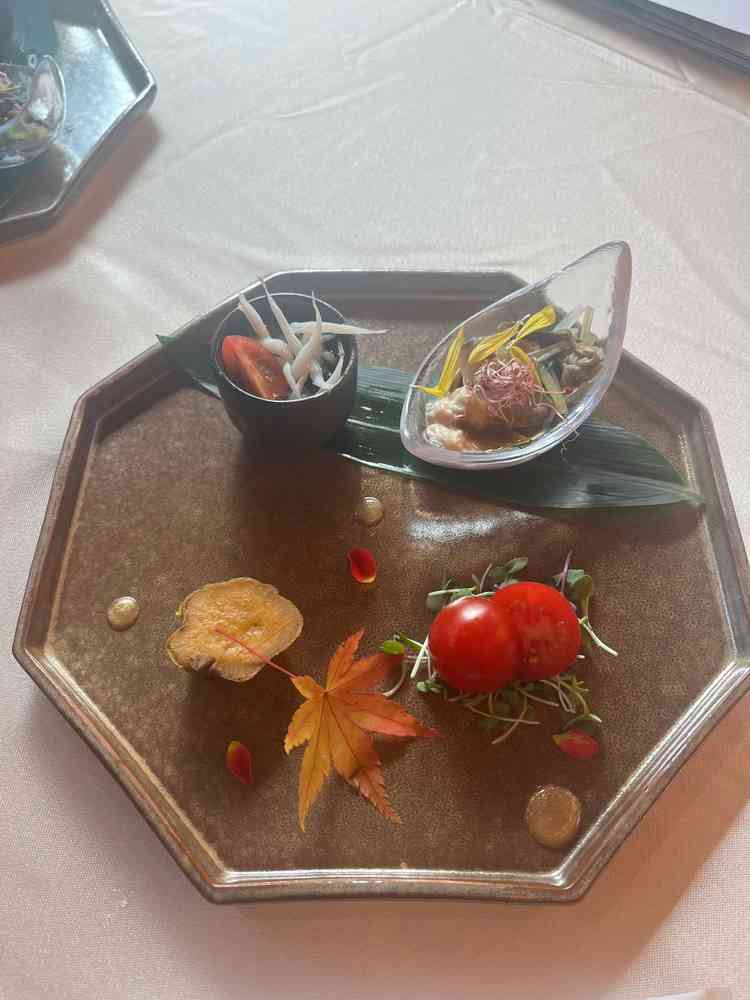 見た目も美しく、素材の味がしっかり感じられる前菜で、ゲスト満足度が高そうだと感じました。