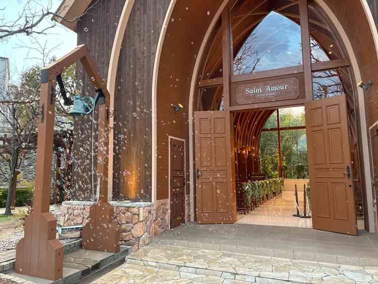 自然豊かなチャペルの外観写真。