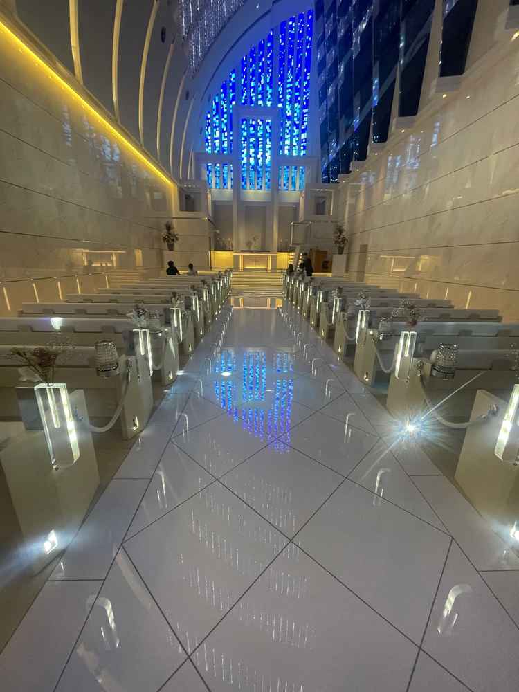 透明感のあるブルーのスタンドガラスが素敵なチャペル