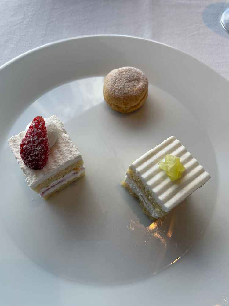 有名なスーパーショートケーキ。生クリームが口に入れるとスッと溶けた。