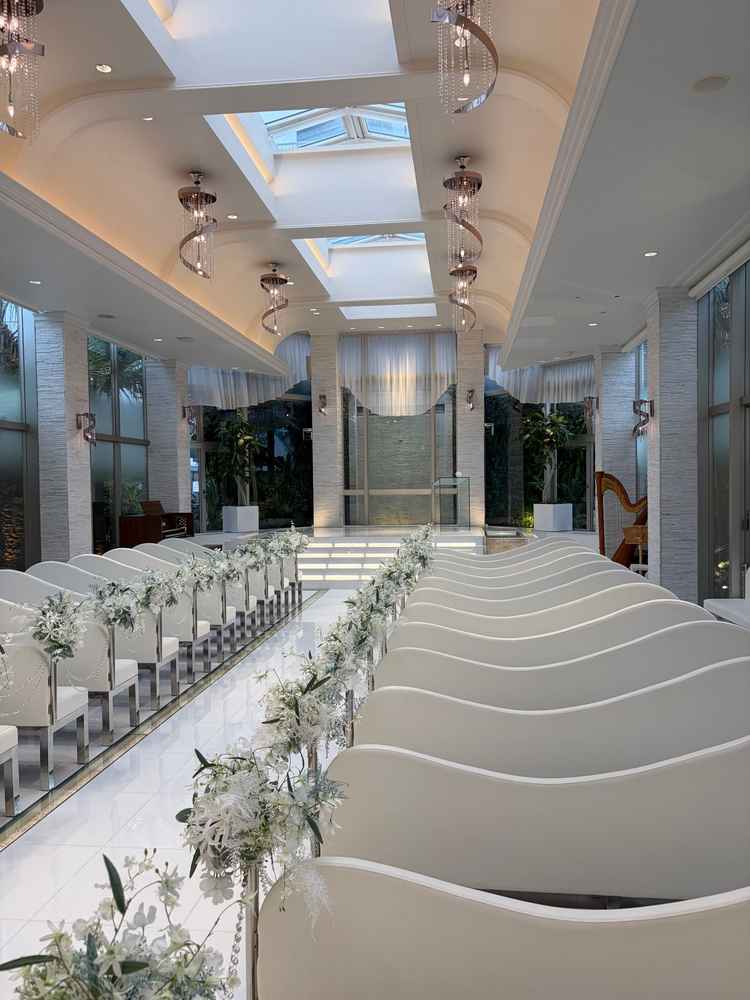 光が美しく、綺麗な挙式会場でした。また、座席数が多く、背もたれがあり、ゲスト目線で好印象でした。