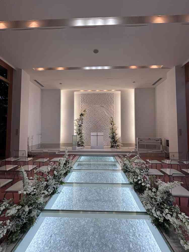 バージンロードが特に魅力的でした。この様なデザインは三重県ではここのみとお伺いしました。