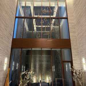 後ろに滝が流れていて高さもあり非常に開放感がある素敵なチャペルでした。