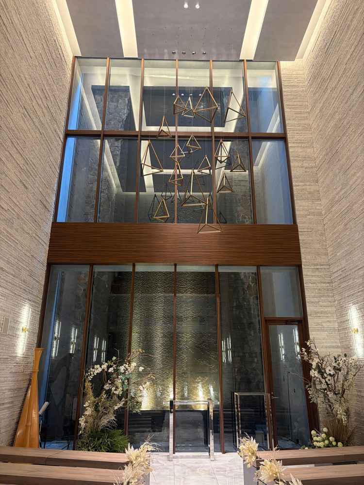 後ろに滝が流れていて高さもあり非常に開放感がある素敵なチャペルでした。