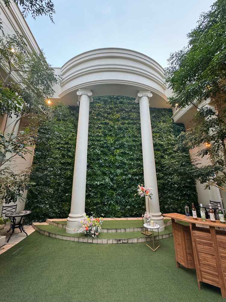 挙式会場の前の緑あふれるガーデン。