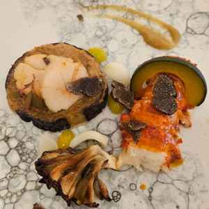 メイン料理(魚)。エビとホタテでした。ナスはお肉と同じです。