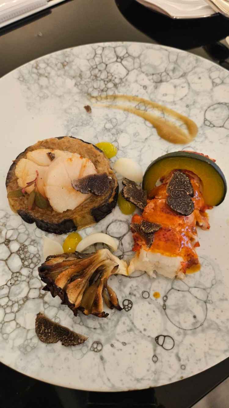 メイン料理(魚)。エビとホタテでした。ナスはお肉と同じです。